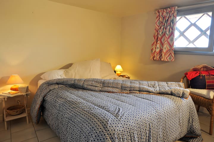 חדר שינה עם מיטה אחת לשני אנשים ב -140.