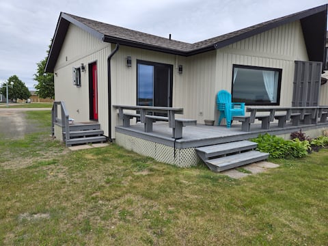 Waterfront 2-bedroom! Paradise at your fingertips!