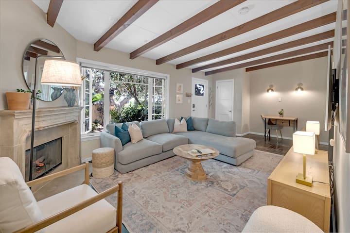 Short Walk to Beach and Shops – Charming Cottage