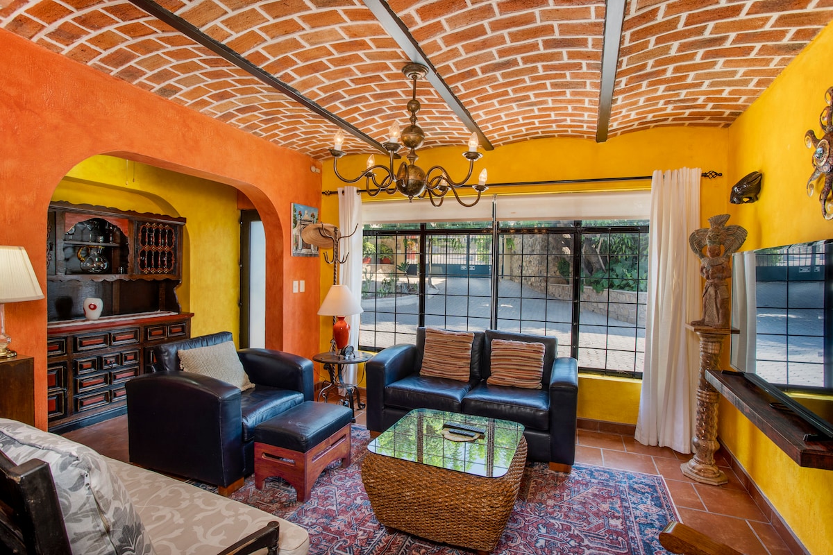 Top Airbnb: Casa Pantera - great location, AC, double internet in Jalisco
