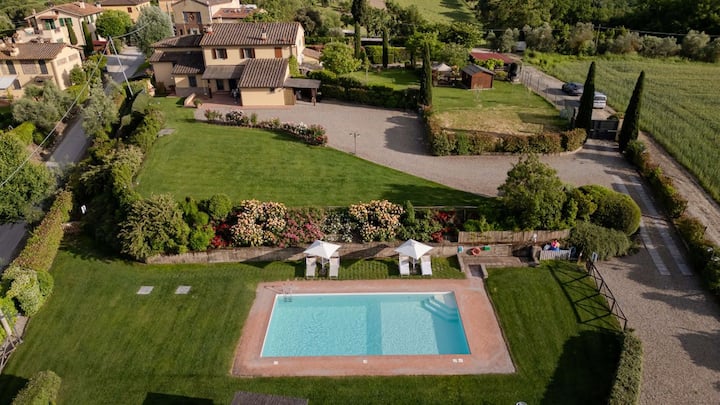 Amazing view, pool and relax, 5 adults