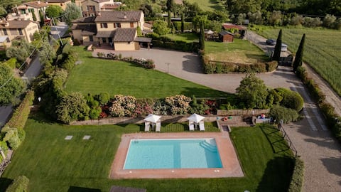 Amazing view, pool and relax, 5 adults