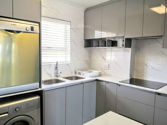 Self Catering 3 Bedroom Beach Front Apartment gallery image 4