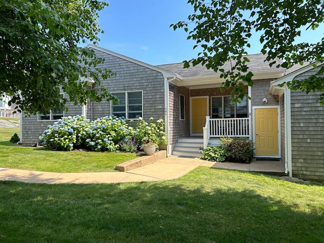 Walk to ocean beach, Cliff Walk and surf town!