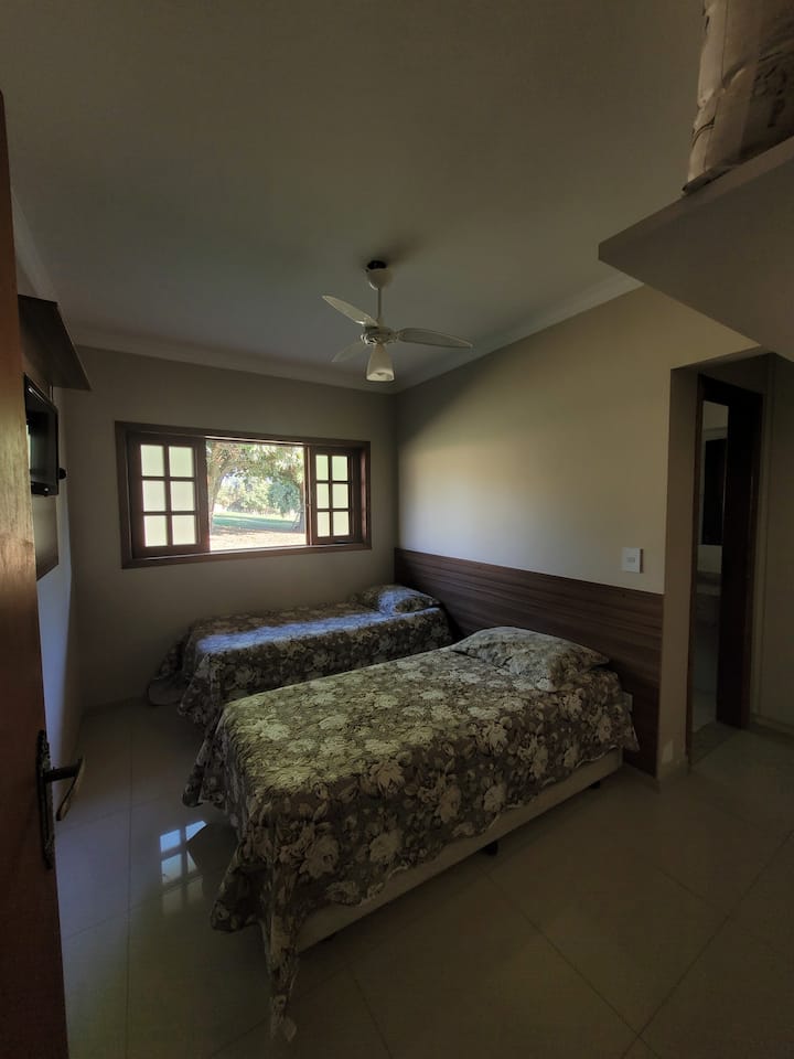 Dhoma 05 - dy krevate tekë që hapin dy krevate ndihmës poshtë.