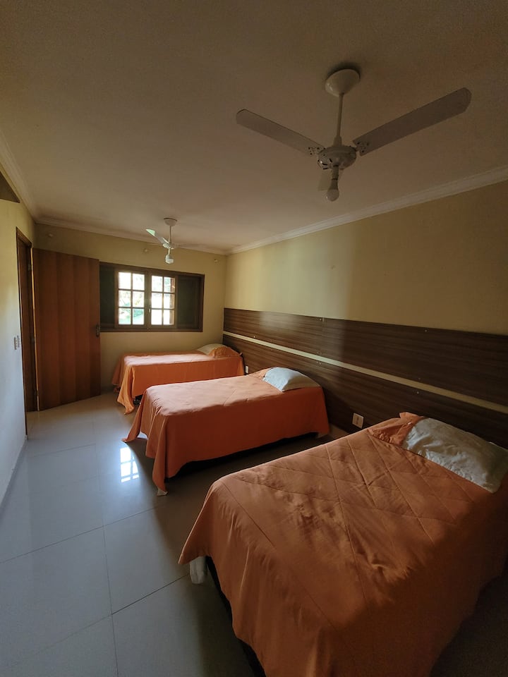 Dhoma 02 - tre krevate tekë që hapin tre krevate të vetëm ndihmës poshtë.