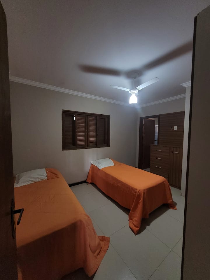 Dhoma 04 - dy krevate tek që hapin dy krevate tek poshtë.