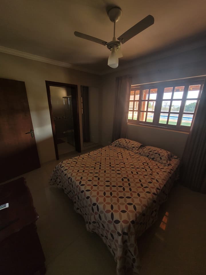 Dhoma e gjumit 01 - Krevat dopio me dy krevate të vetëm ndihmës që hapen poshtë.