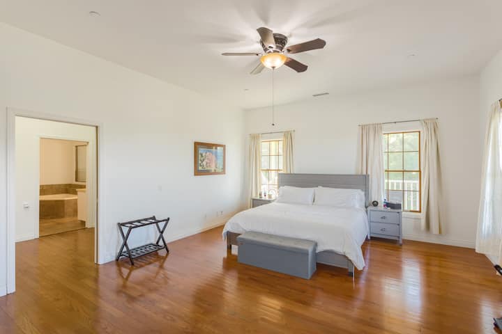 חדר שינה ראשי בקומה הראשונה.