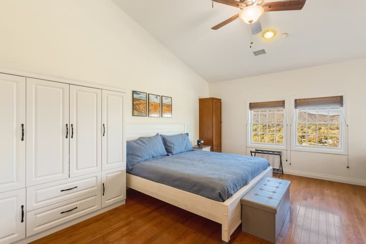 חדר שינה ראשי בקומה השנייה עם הנופים הטובים ביותר בבית.