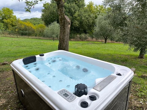 Cottage in the countryside with private jacuzzi and swimming pool