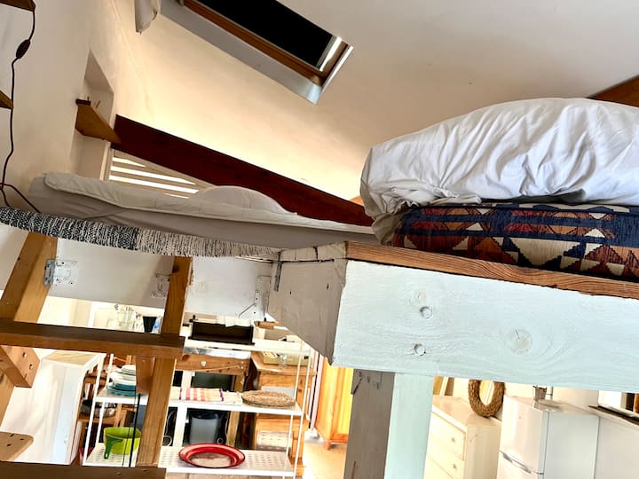 Удобен душек од 140 на мезанинот . Нема пружина во кутијата. Велукс погоре . Чекори за спуштање до дневната соба. 