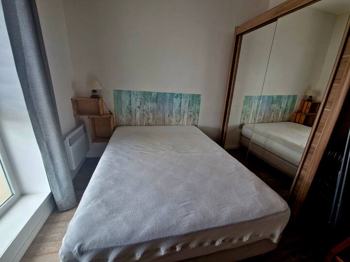 letto matrimoniale 140 x 190
piumone 200 x 200
cuscini x2
con armadio
tende oscuranti