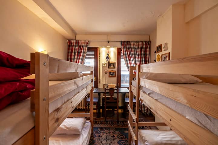 卧室2 ：配有4张单人床和双层床。