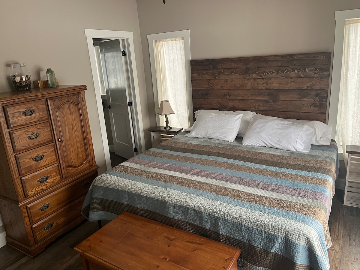 Დაისვენეთ კომფორტულად ჩვენს კარგად მოწყობილ საძინებლებში, რომ გაიღვიძოთ და მზად იყოთ ყოველი დღის თავგადასავლებისთვის.