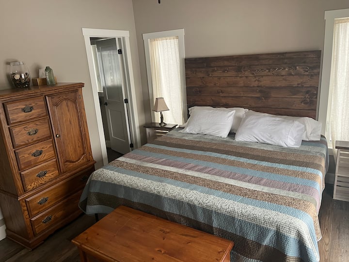 Descansa cómodamente en nuestras habitaciones bien equipadas, asegurándote de que te despiertes renovado y listo para abrazar las aventuras de cada día.