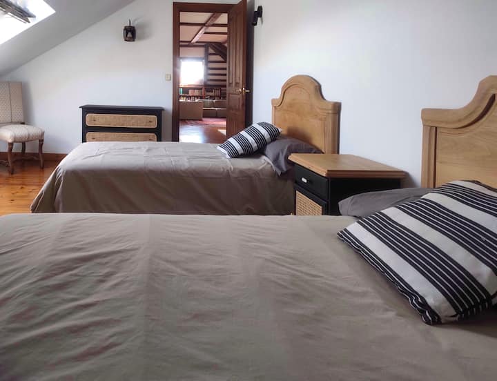Chambre double sous les combles. Lits de 105 cm de large.