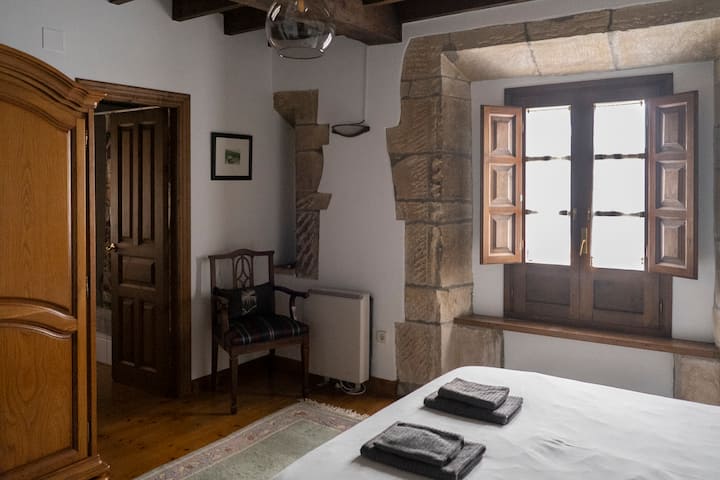 Chambre principale au rez-de-chaussée. Salle de bain attenante. Grand lit double de 150 cm.