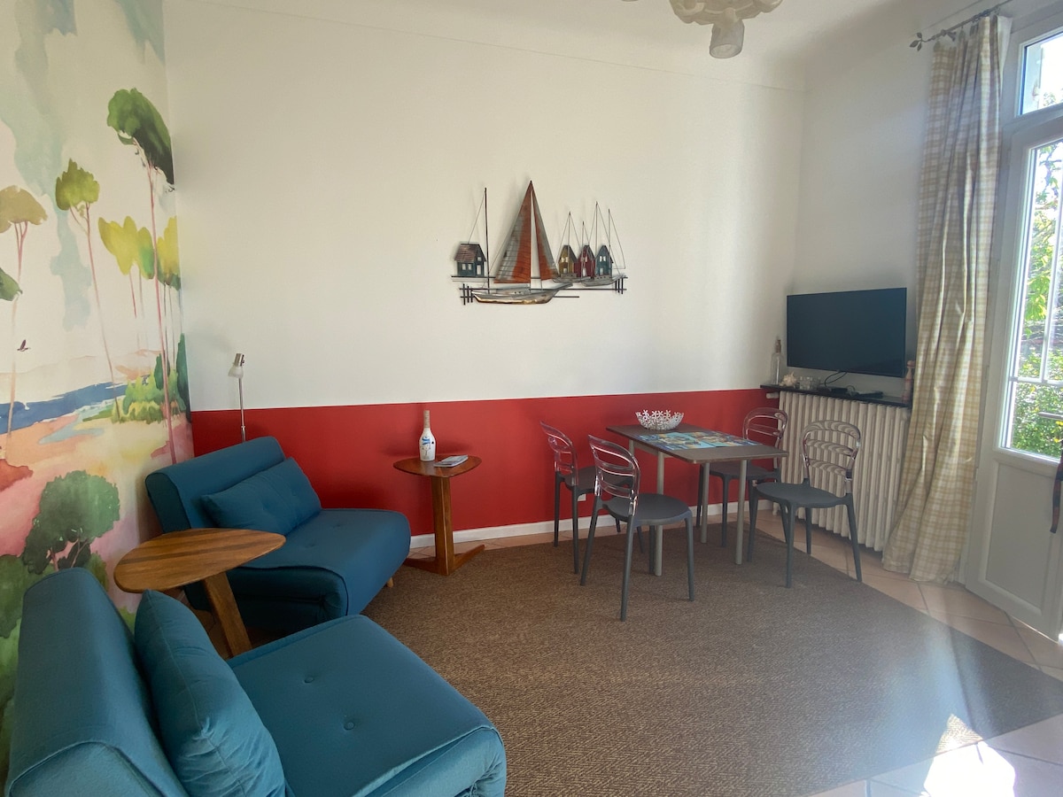 Top performing Airbnb: Beach, city and comfort: a short walk from everything! in Andernos Les Bains