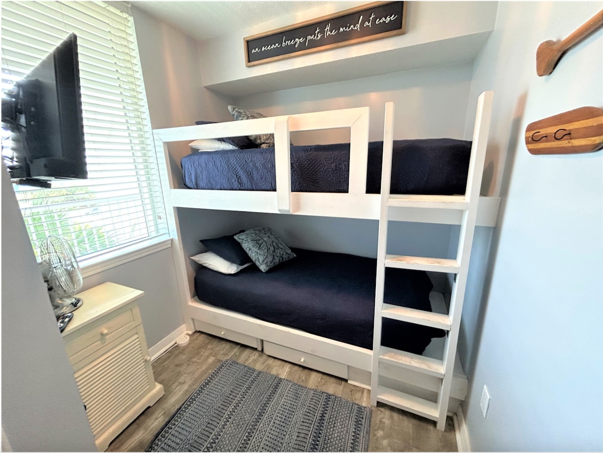 חדר אורחים מס '2 הוא חדר שינה רגיל עם ארון ודלת פרטיות. יש שתי מיטות זוגיות על מיטת קומתיים. 