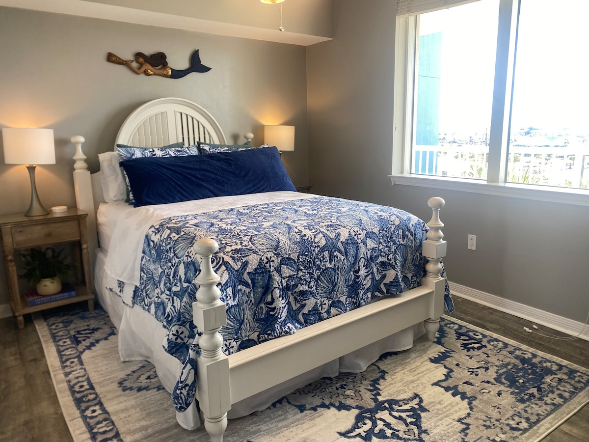 מיטת קווין סייז נוחה במיוחד עם כריות ושמיכות נוספות. 