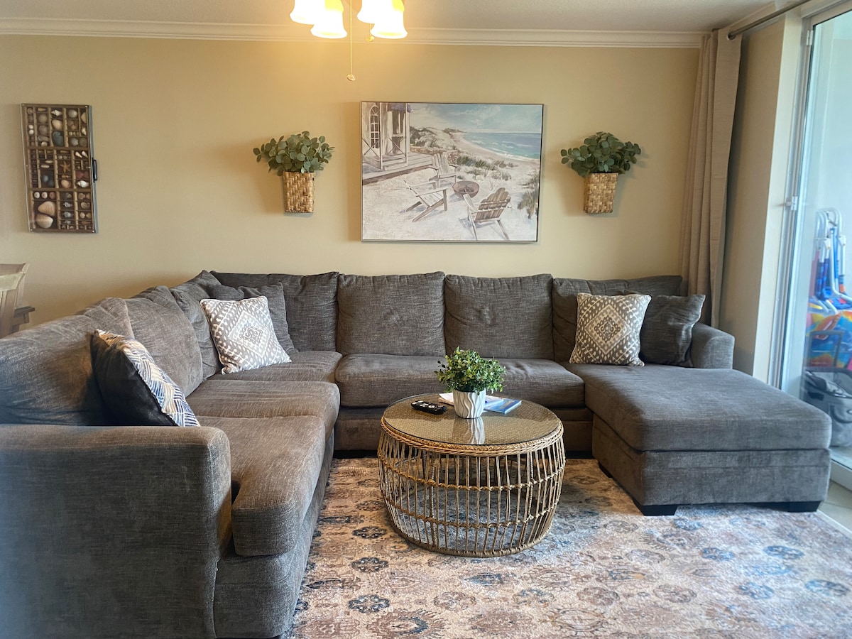 אחרי יום בשמש, שוחד והירגעו בדירה הממוזגת שלנו. 