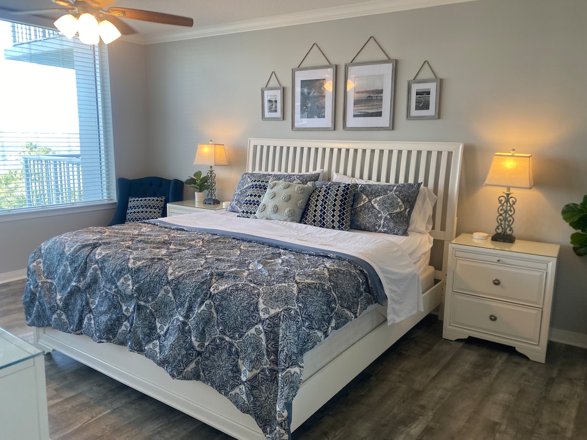 בחדר השינה הראשי יש מיטת קינג סייז נוחה עם הרבה כריות ושמיכות נוספות. שכיבה במיטה וצפייה בסירות צפות היא בילוי בוקר אהוב. 