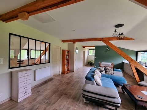Cozy accommodation with valley views and Jacuzzi