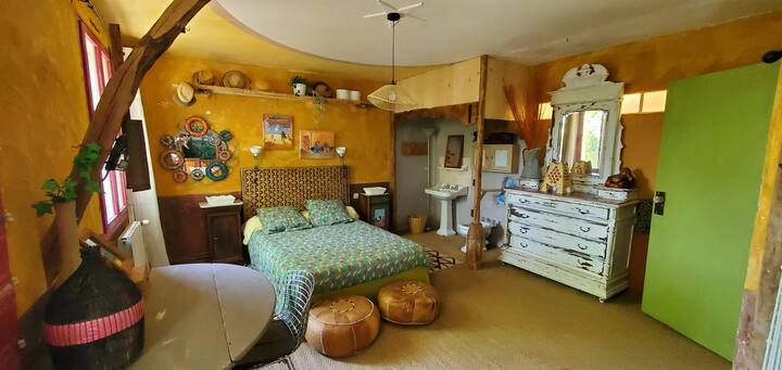 宽敞的卧室，配有水槽和坐浴盆。