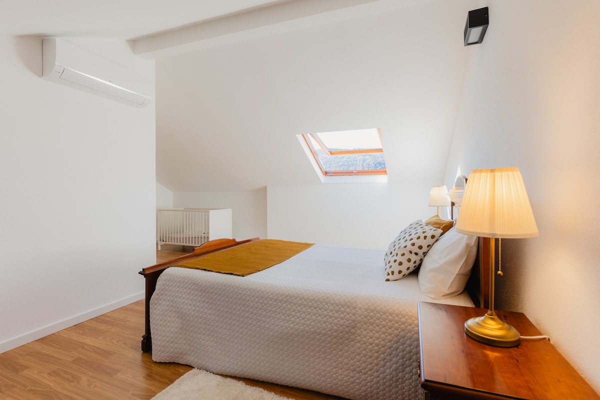 Quarto piso superior.
Com berço e wc privativo.