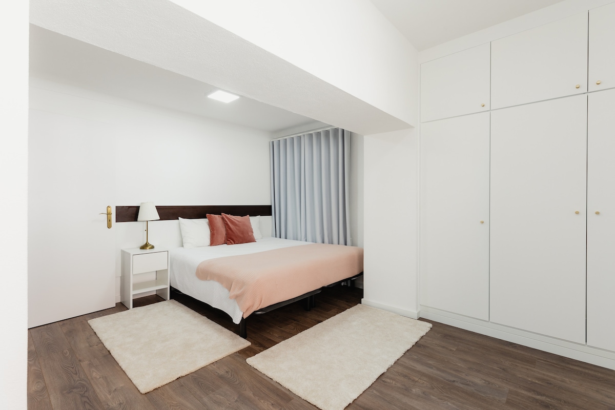 Quarto com cama de casal, tamanho King Size (adaptável).