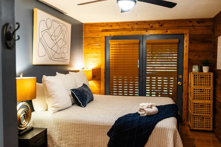 寝室は1階にあり、キングサイズのベッドとシャワー付きのエンスイートバスルームがあります。 