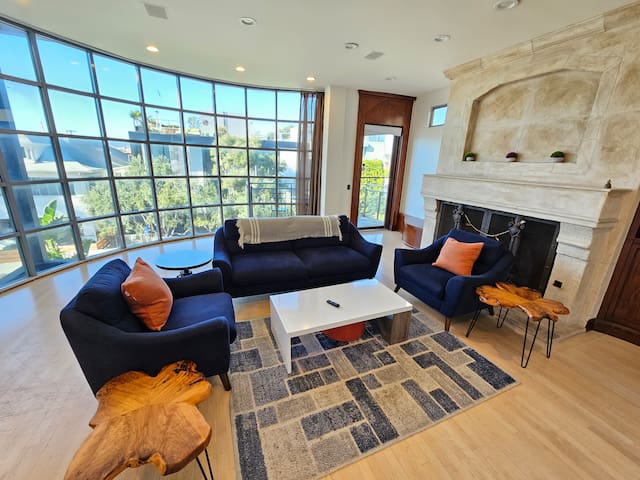 Luxury Venice 3 bedroom 2 bath, 1 block to Beach!