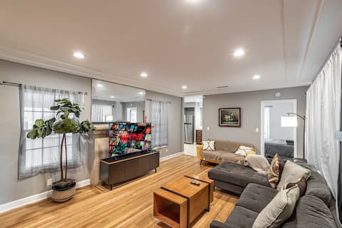 Sleeps 8 Pet OK 3b2b house near DTLA A