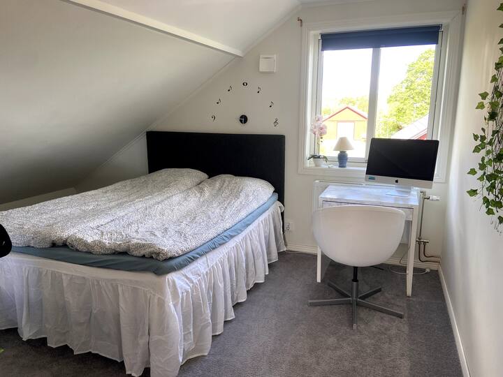 חדר שינה מס '1 קומה שנייה עם מיטה זוגית בגודל 160x200. 