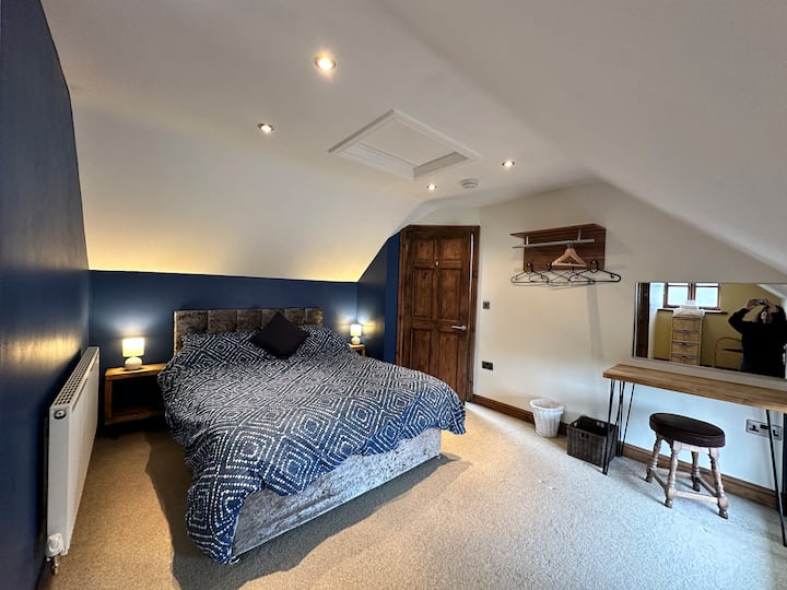 Chumba cha kulala chenye nafasi kubwa cha King