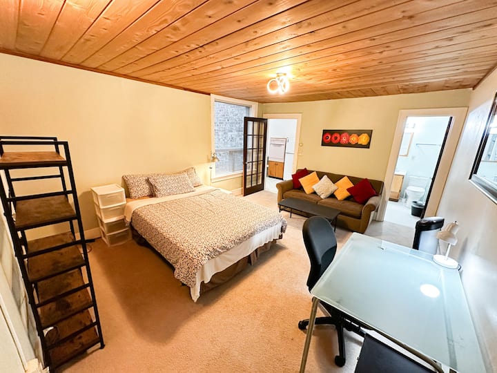 Center Uw Top Floor Quiet Convenient 310 - Seattle, WA