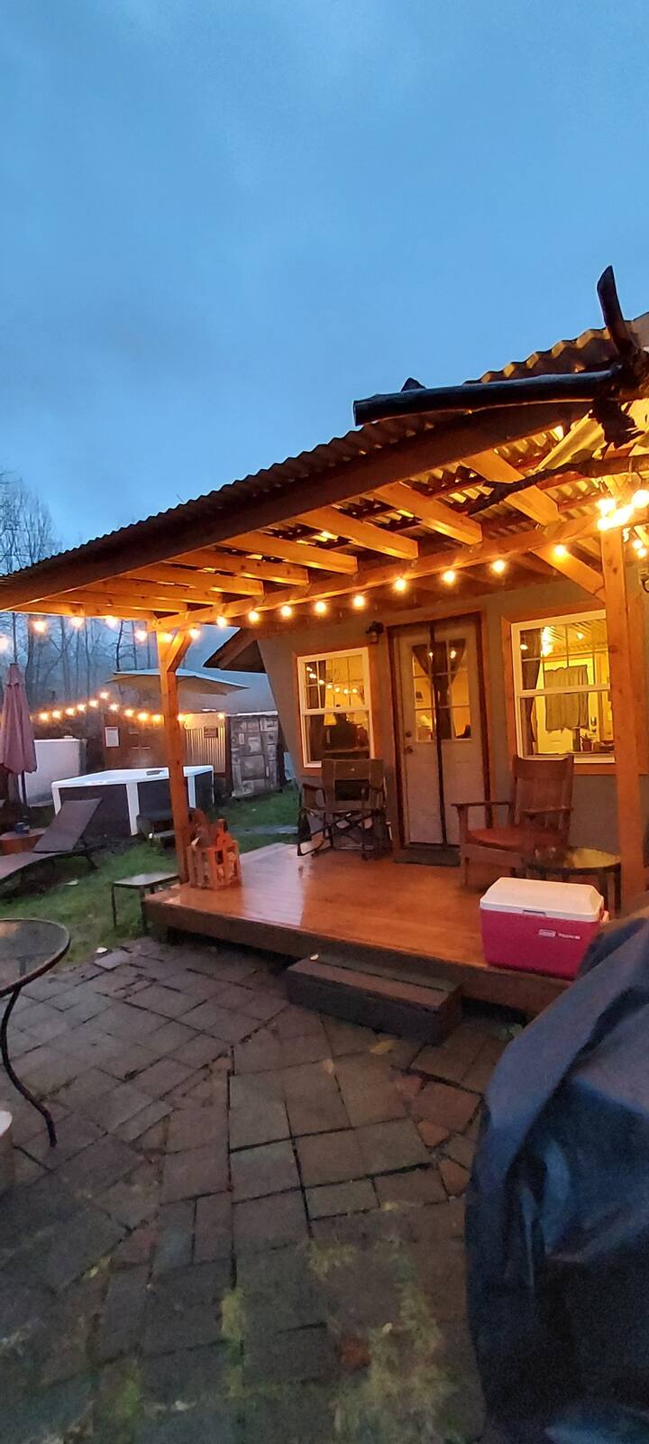 The Knotty Glamping Cabin on Canyon Creek & Hotub ! Guest houses à