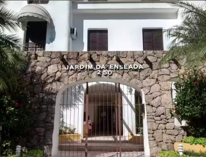 Apartamento Acogedor, Bien Ensamblado, En Calle Tranquila Cerca De La Playa - Guarujá