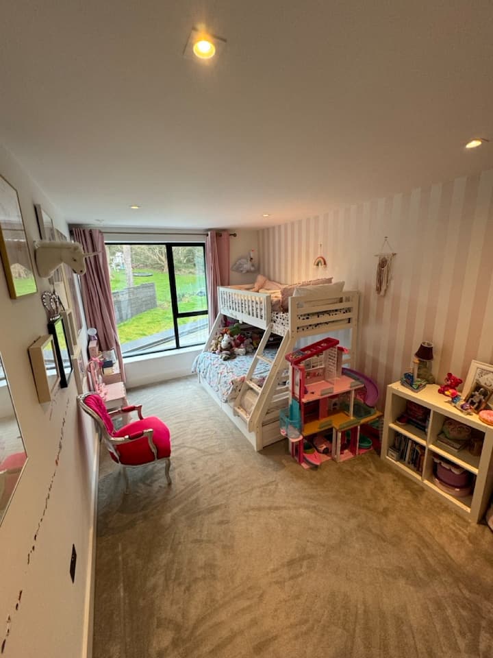 Двуетажно легло - двойно легло отдолу и единично отгоре. (деца)