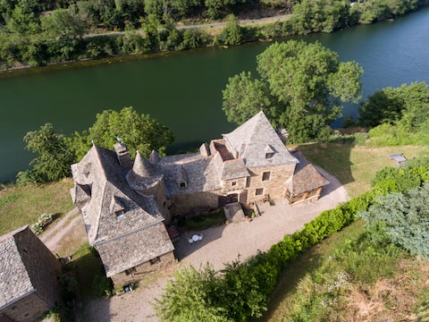 Large gite in a Castle with private beach