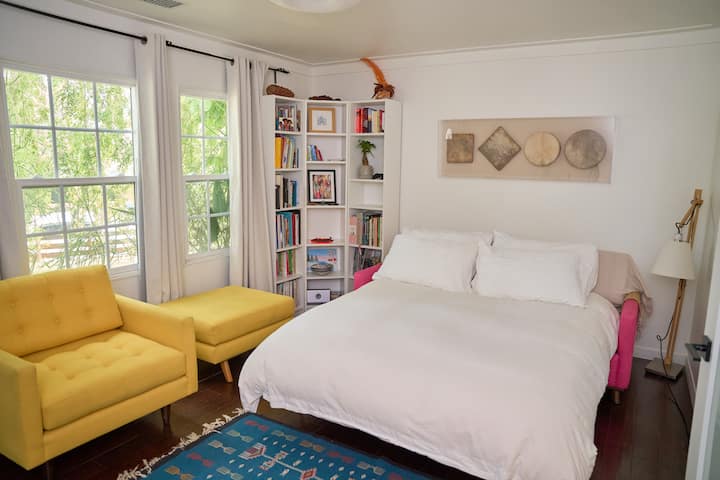 Acogedora sala de entrada con un cómodo sofá cama con capacidad para dos personas. Esta habitación tiene 2 puertas: la puerta principal para entrar a la casa y una puerta de privacidad para acceder al resto de la casa.