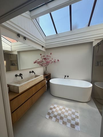 High-end, spacious apartment with roof terrace