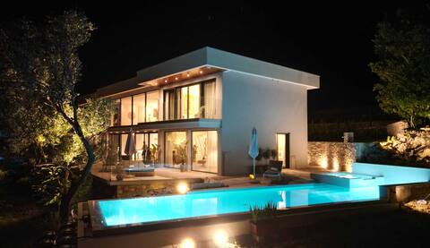 Luxury 5 star Villa with Private Swimming Pool and Sea View