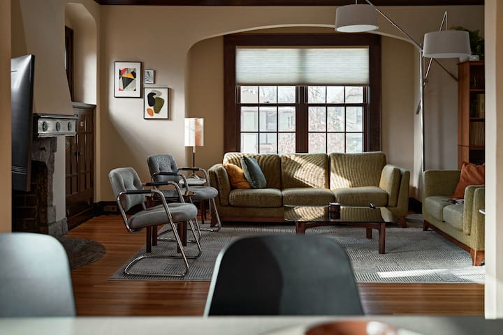 Upstairs Flat in Zealously Renovated Duplex