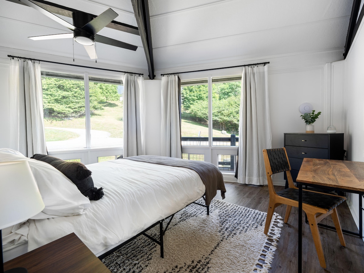 Queen bed with comfy sheets and mattress. Desk with multi-use charging block for working if that's what you need to do. Reading lamps with USB ports right there!