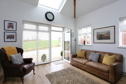 Successful Airbnb property: Stunning Coach House with two bedrooms and parking in Wyre