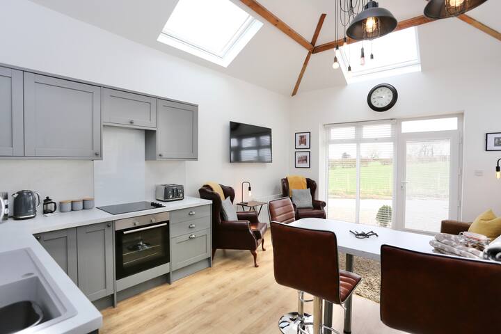 Stunning Coach House With Two Bedrooms And Parking - England