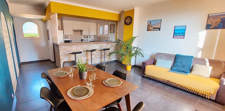 Salon spacieux
Espace repas pour 6 personnes
Canapé convertible
TV (LCD 107cm) sur bras pivotant
Bar et chaises hautes
Climatisation