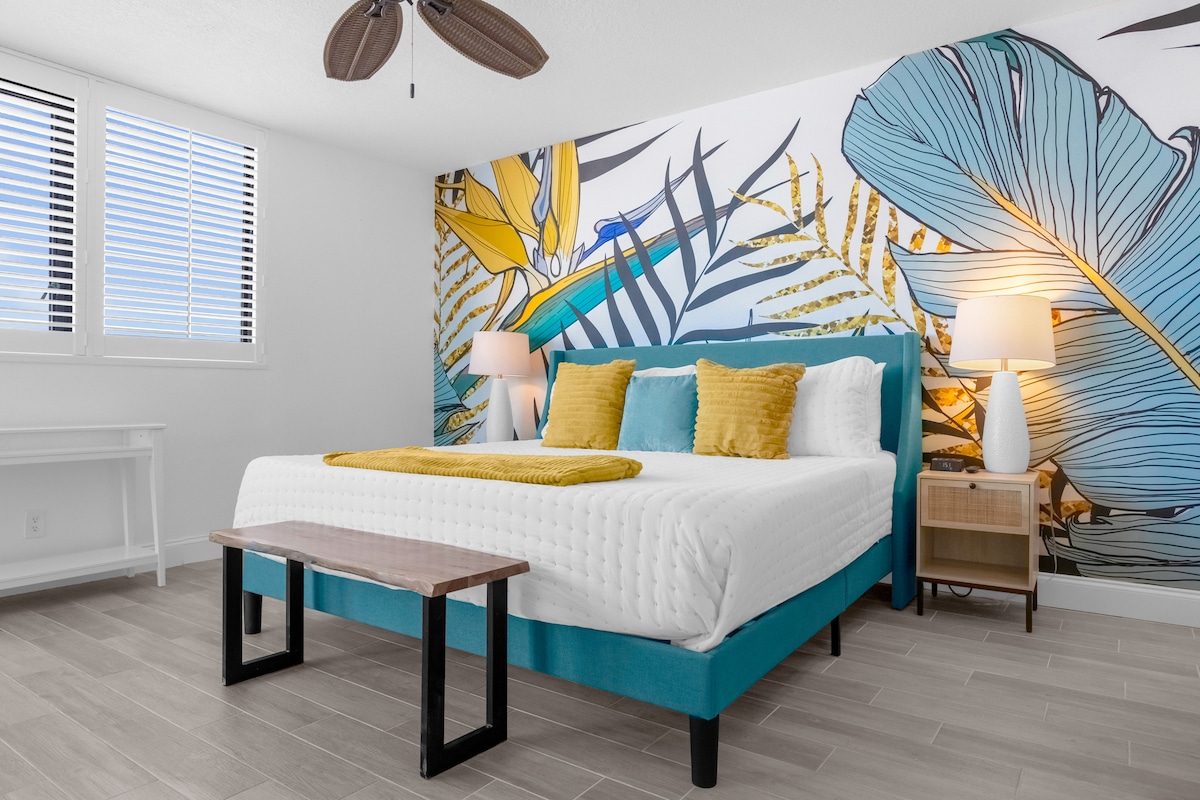Tropický oddych: Jasná izba so žiarivou výzdobou, plyšovou posteľou a plážovou atmosférou čaká!